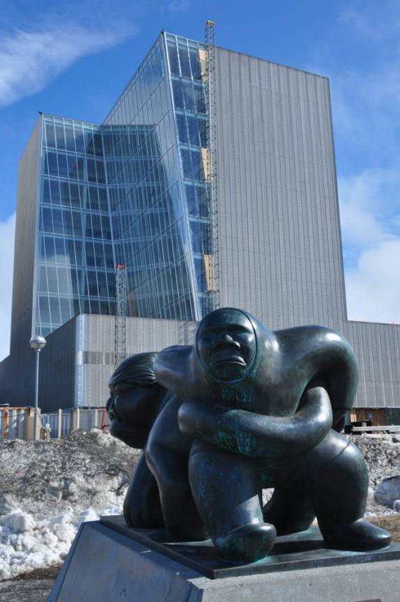 Arte e arquiteura modernas no centro de Nuuk, capital da Groelândia